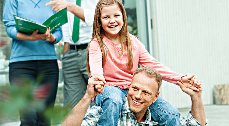 Einkommenssicherung- Vater mit Tochter auf den Schultern